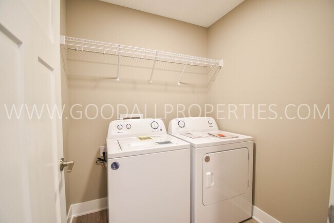 Building Photo - 3 Bedroom, 2 Bathroom Single Family Ranch with 2-Car attached garage