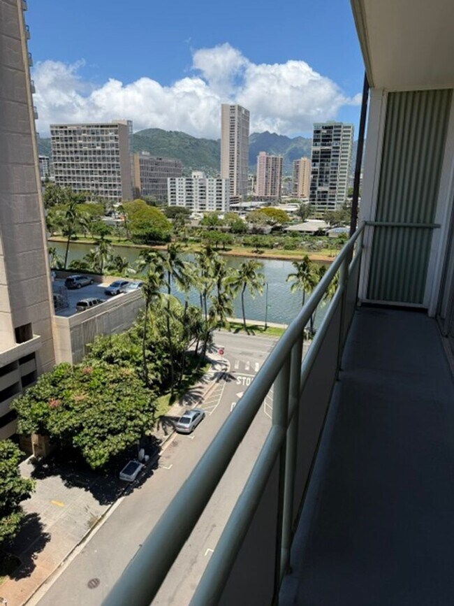 Building Photo - Bright Updated 1 bedroom with covered parking. ALL utilities included