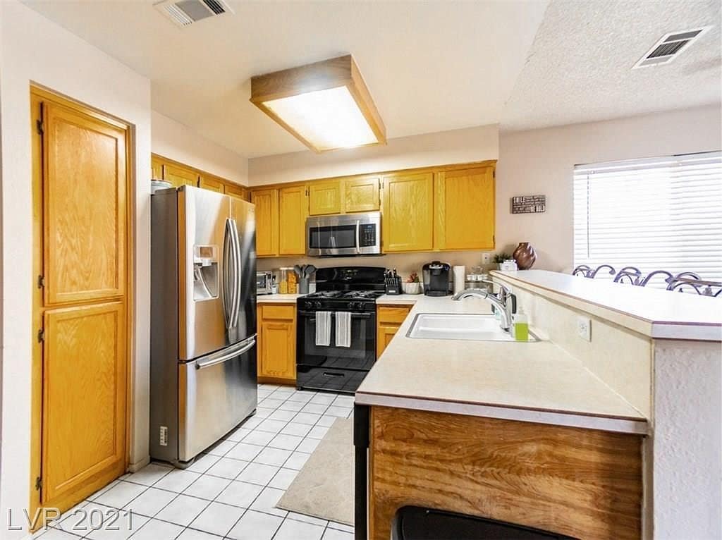 Kitchen - 4060 N Elkridge Dr