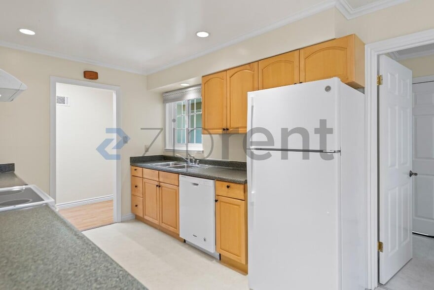 Building Photo - Unit n/a