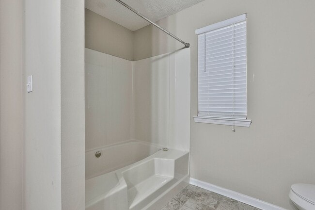 Building Photo - 3Bed/2Bath Home in McIntosh District under...