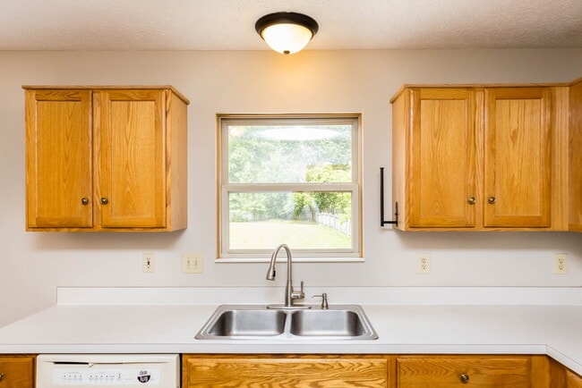 Building Photo - 1032 Pebble Brook Dr