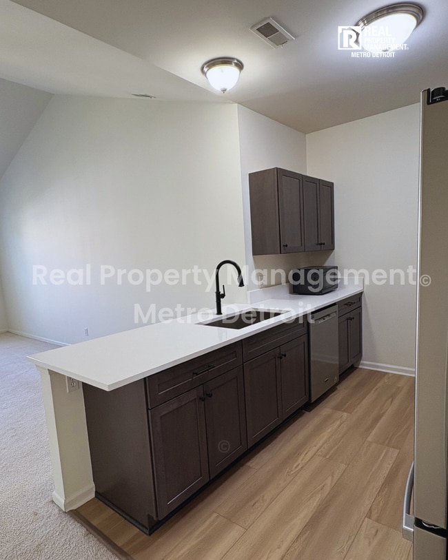 Building Photo - CONVENIENT CONDO RETREAT
