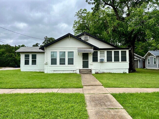Primary Photo - 1002 Gregg St