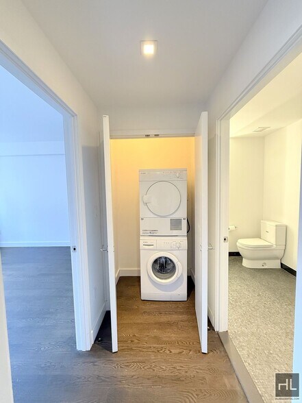 Building Photo - Large king size 1 bed 1 bath with washer a...