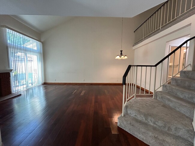 Building Photo - Beautiful 3 Bedroom 3 Bath Townhome with Loft in Orange!