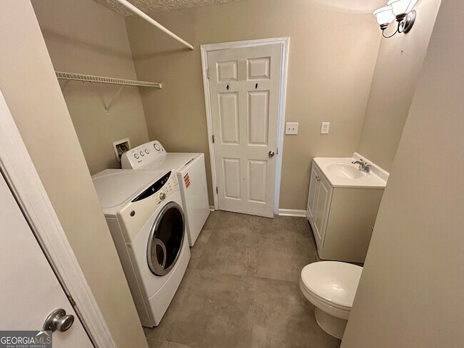Building Photo - 1061 Athena Ct