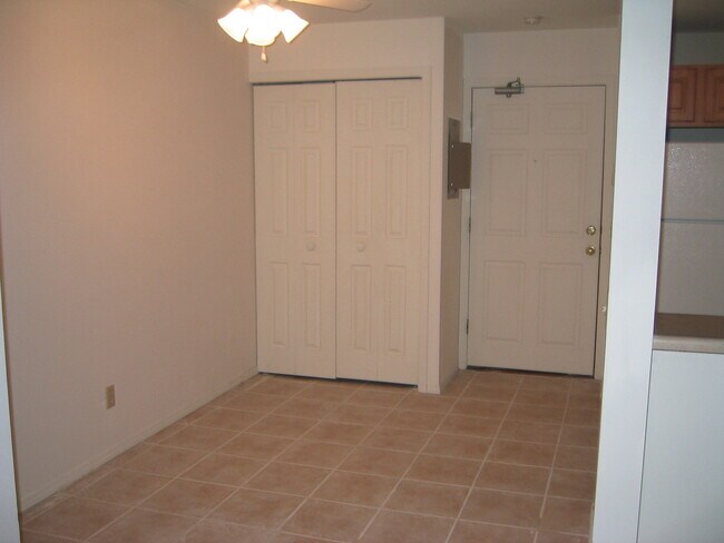 Building Photo - Great Arboretum location - 1 bedroom lofte...