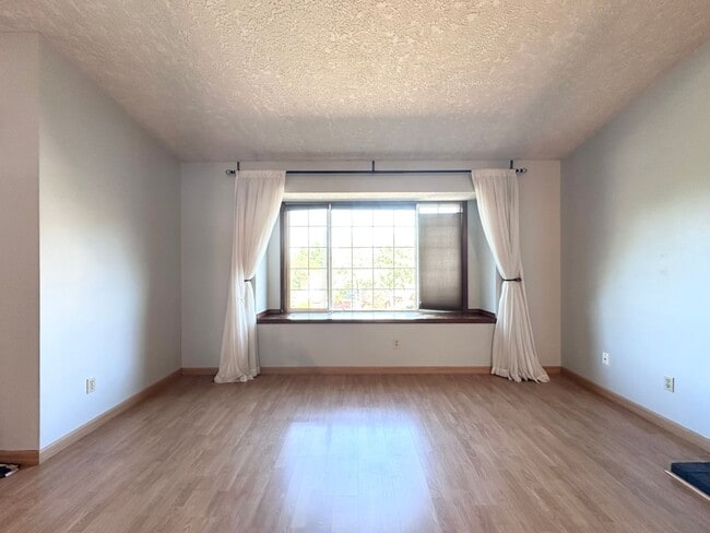 Building Photo - 3 Bed 2.5 Bath 3 Level Home w/ Furnished B...