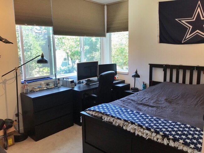 Building Photo - Gorgeous, Airy Townhome on Treelined Stree...