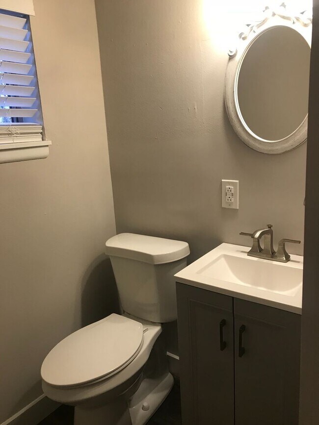 Building Photo - Pet Friendly, Renovated Home in Fox School District