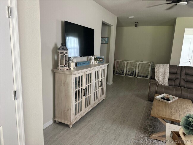 Building Photo - 10179 SW Captiva Dr