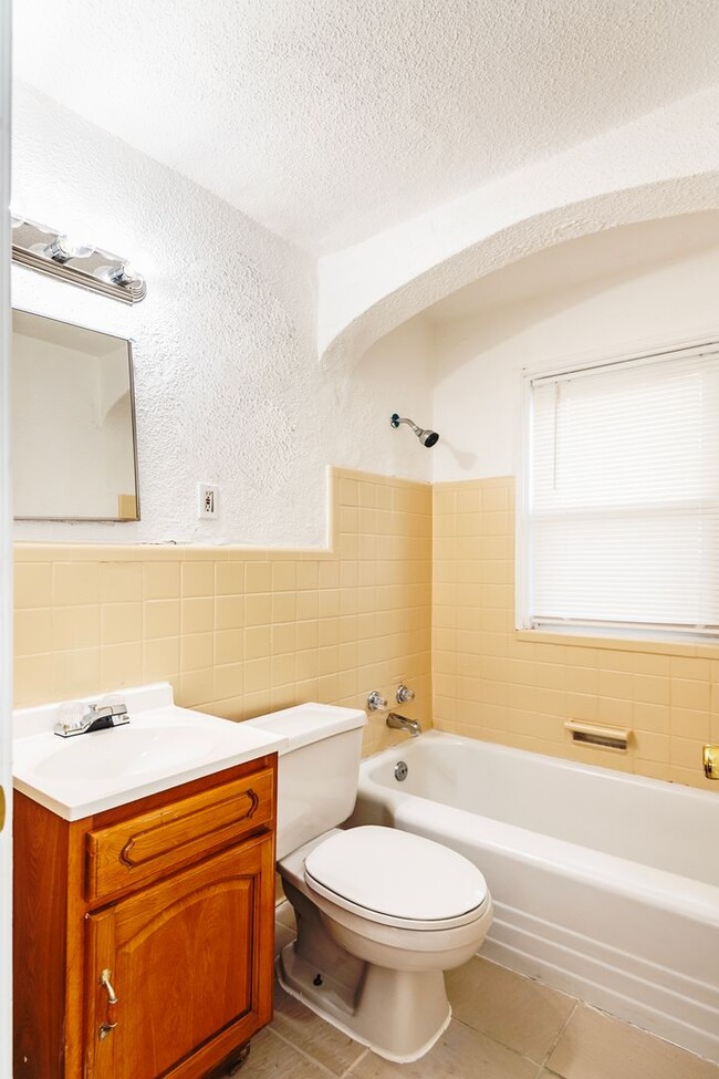 Building Photo - Amazing 3 Bed 1 Bath Home