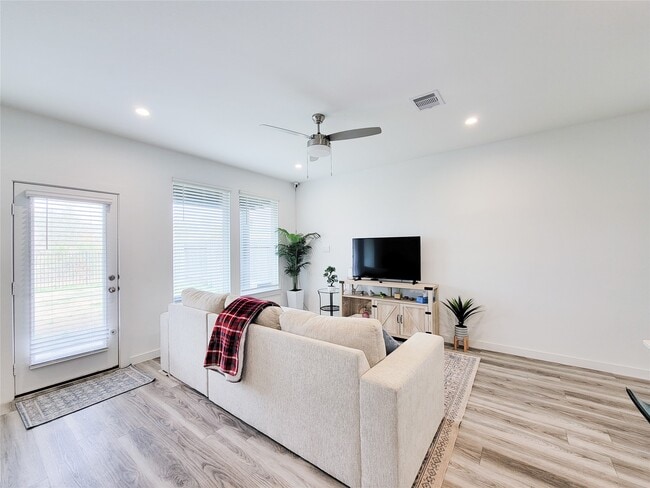 Building Photo - 3223 Creston Gate Dr