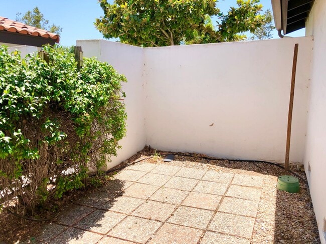 Building Photo - Sweet Single-Story, Completely Detached, in the Picturesque Fallbrook Village HOA Community!