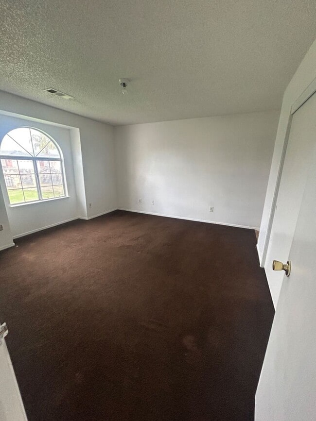 Building Photo - Coming soon-  Spacious 3 bed/2bath Single Family home in Delano!!