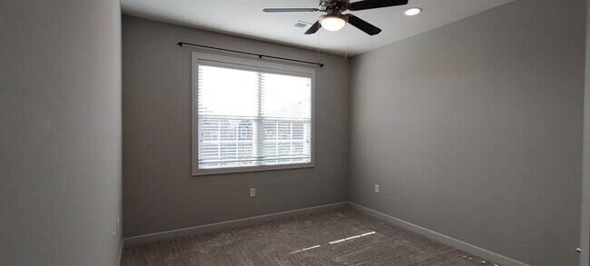 Building Photo - 15881 Valley View Dr