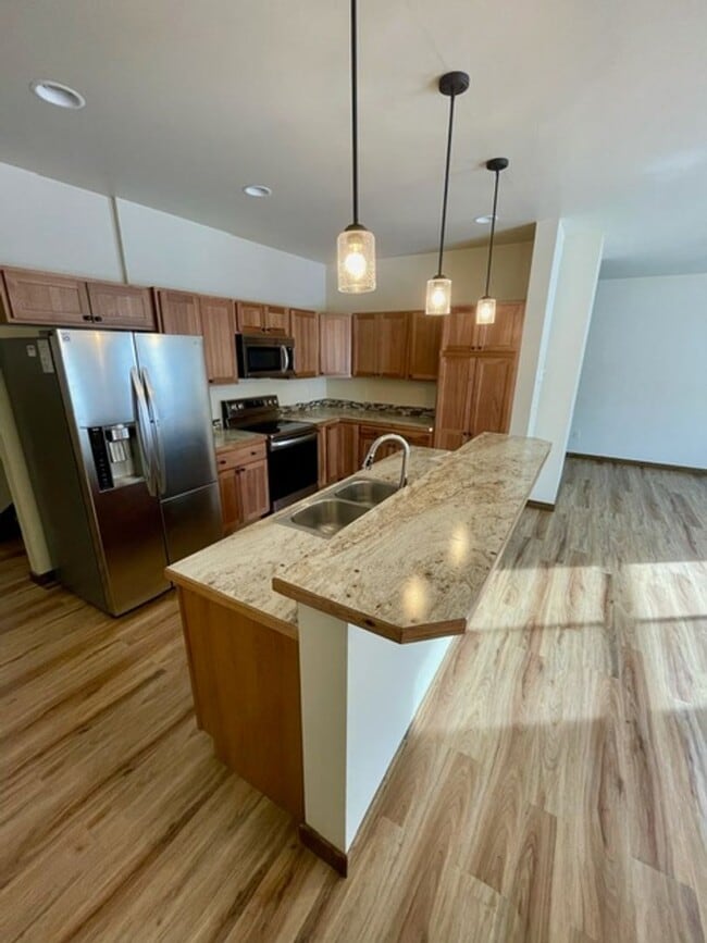 Building Photo - Townhouse - 3 Bedrooms 2 1/2 Bathrooms