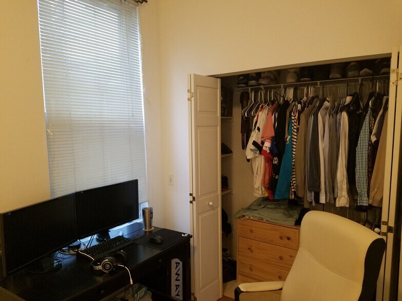 Room for desk - 1545 Barry W Ave