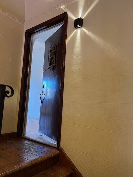 Building Photo - 926 S Curson Ave