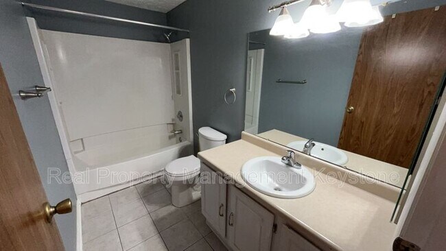 Building Photo - 176 Russets Cir