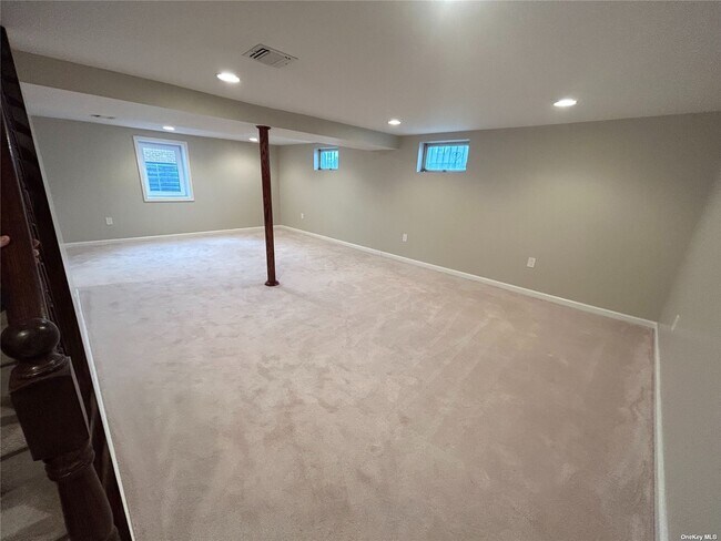 Building Photo - 2 Linden St