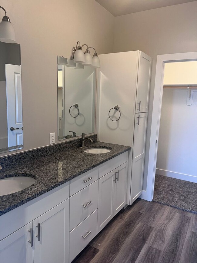 Building Photo - 3 BR townhouse in Victor, ID W/ Garage