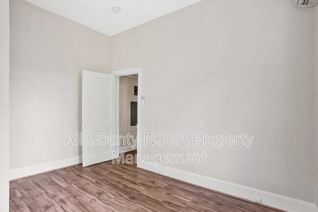 Building Photo - 305 9th St