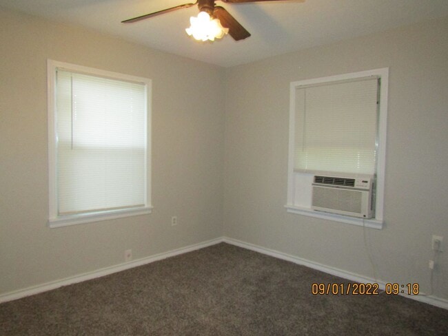 Building Photo - Very nice spacious home located in the Tom...