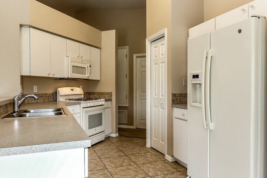 Building Photo - 3843 Lockridge Dr