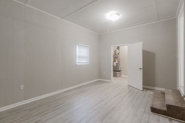 Building Photo - 609 Marguerite Dr NW