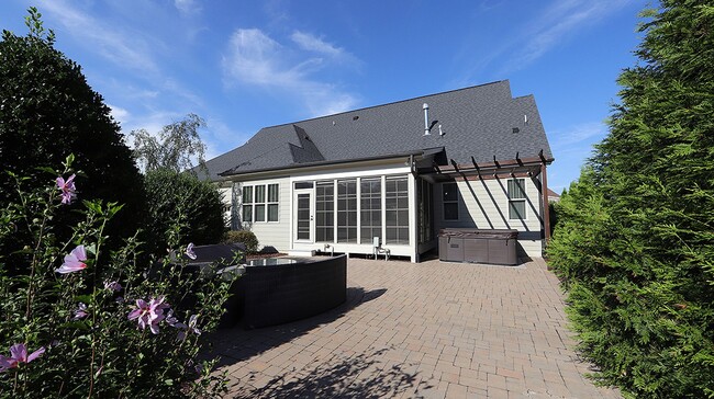 Building Photo - Lovely Heritage Home with Ideal Floorplan