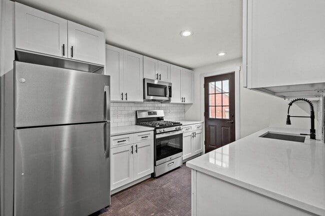 Building Photo - AVAILABLE MAY 1ST!! STUNNING 3 BEDROOM, MUST SEE!