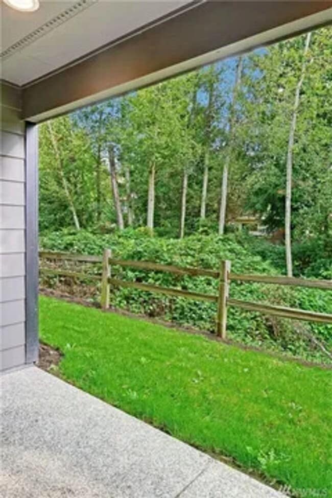 Building Photo - Modern Corner Townhome with Split AC & 2-Car Garage Near Alderwood Mall