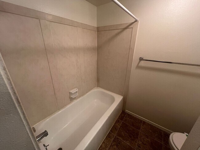 Building Photo - Spacious 2 bed/2 bath in Millcreek-**Move in Special-1/2 off first month**