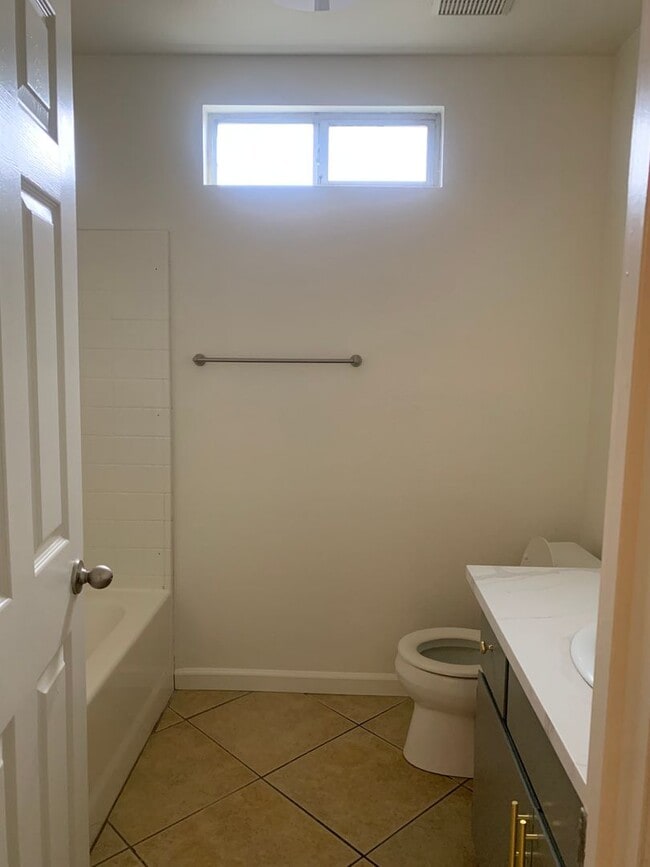 Building Photo - 3 Bedroom, 2 Bath home in North Hanford