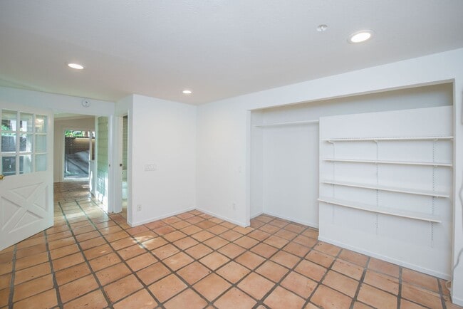 Building Photo - Anaheim Hills