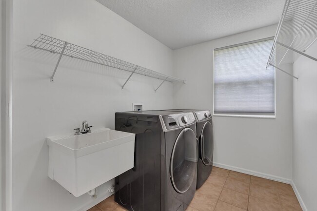 Building Photo - Spacious 6-bedroom, 3-bathroom and pool Tu...