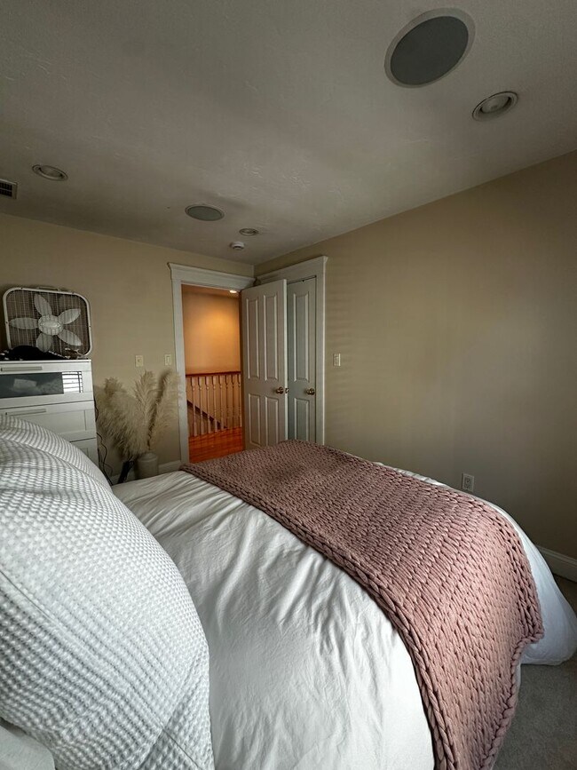 Building Photo - Spacious 3 Bed 2.5 Bath Single-Family Home...