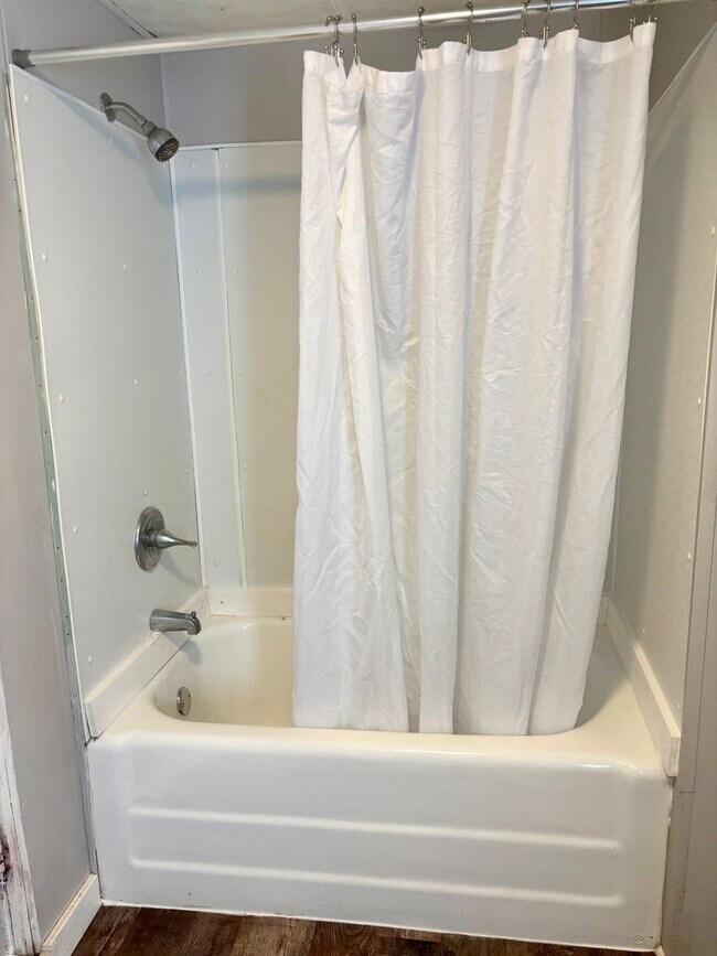 Building Photo - Check Out This 3-Bed/1-Bath House in Bluff...