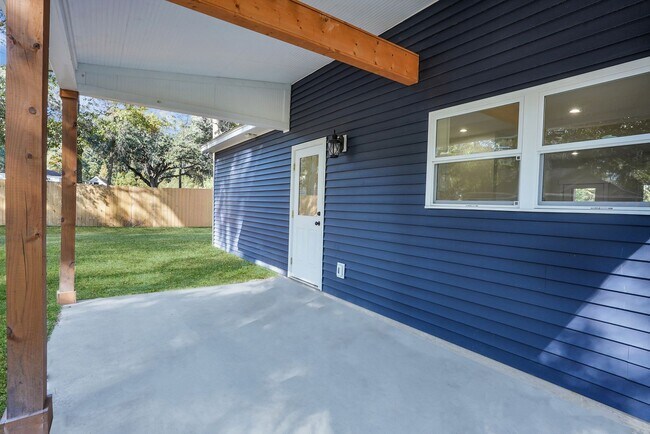 Building Photo - Spacious 3 Bedroom Home with Bonus Suite i...