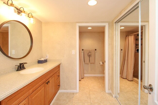 Building Photo - ** 2/2 CHARMING FURNISHED CONDO AT THE ISL...