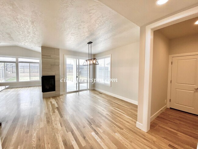 Building Photo - BEAUTIFUL 4 bed 2 1/2 Bath Located in Cent...