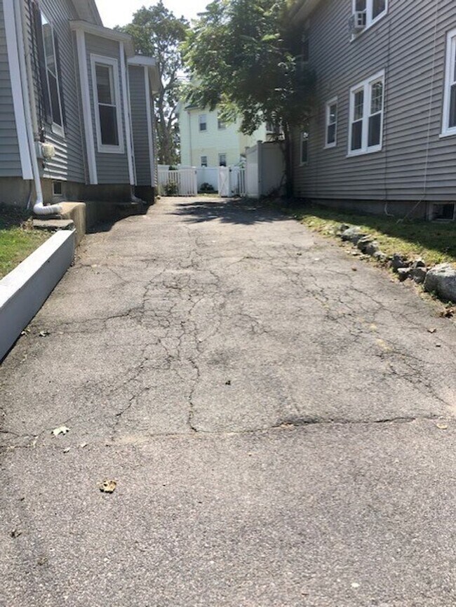 Building Photo - Spacious and Updated 2 Bd 1 Bath In Dedham...