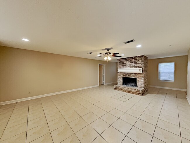 Building Photo - 16395 Havenpark Dr