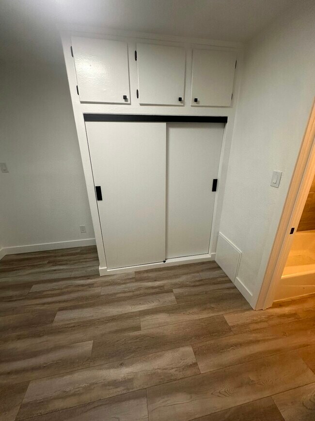 Building Photo - 934 1/2 Simmons Avenue, Unit 936