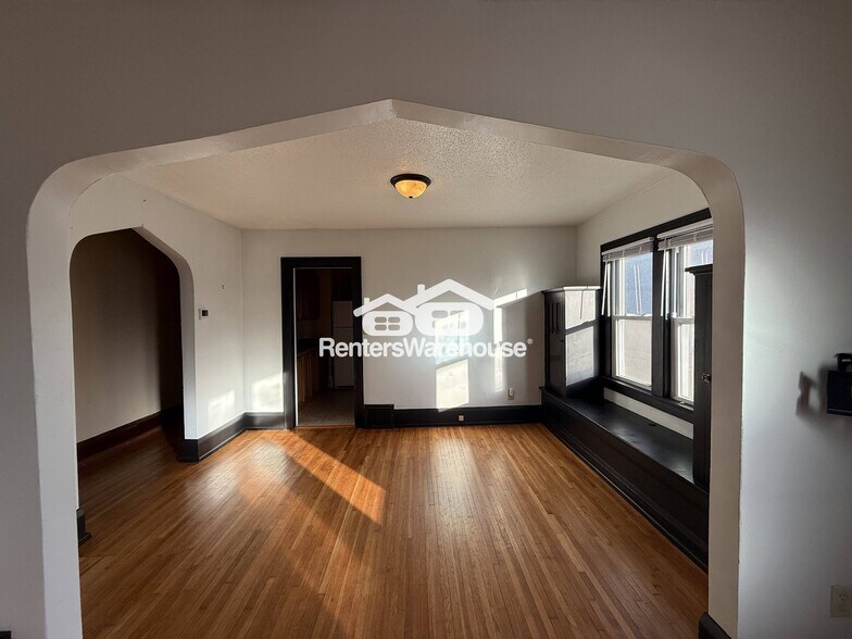 Building Photo - 991 Smith Ave S