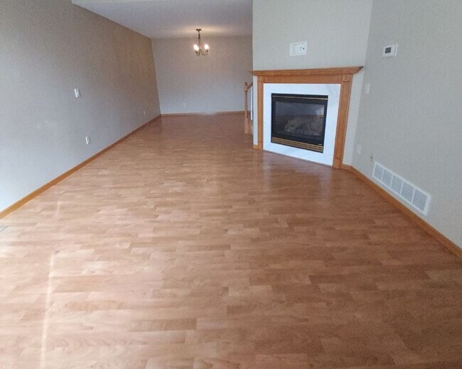 Building Photo - Nice 2 Bedroom 1.5 Bathroom Townhome in Hudson