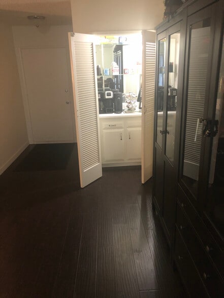 Building Photo - 20880 Ventura Blvd