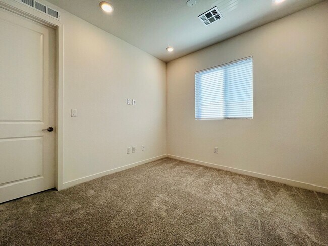Building Photo - s 4 bedroom 2.5 Bathrooms with Loft, home ...